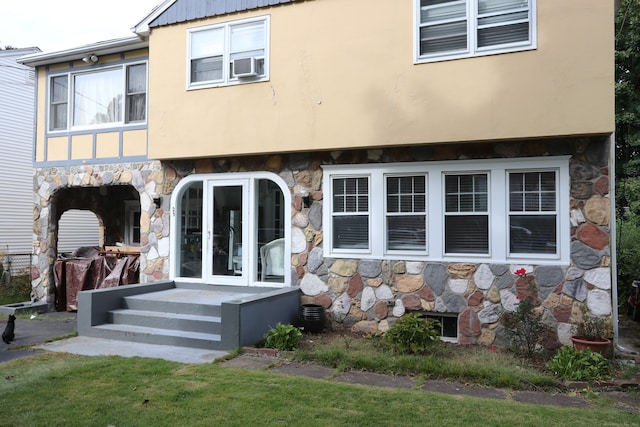 view of front of home featuring a front yard