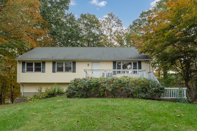 view of front of property featuring a deck and a front yard