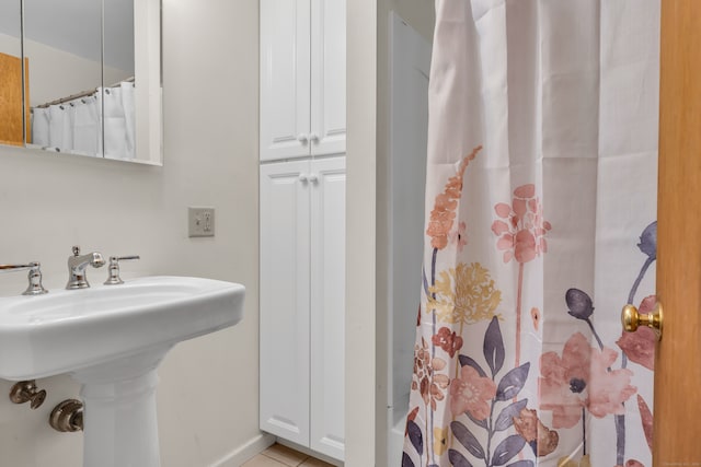 bathroom featuring a shower with shower curtain and sink