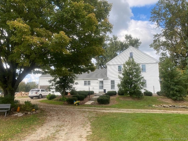 view of front of house featuring a front yard