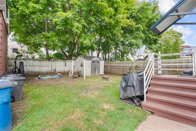 view of yard featuring a storage shed