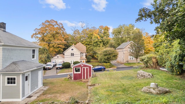 view of yard featuring a shed