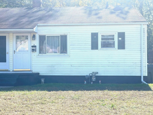 view of front facade with a front yard