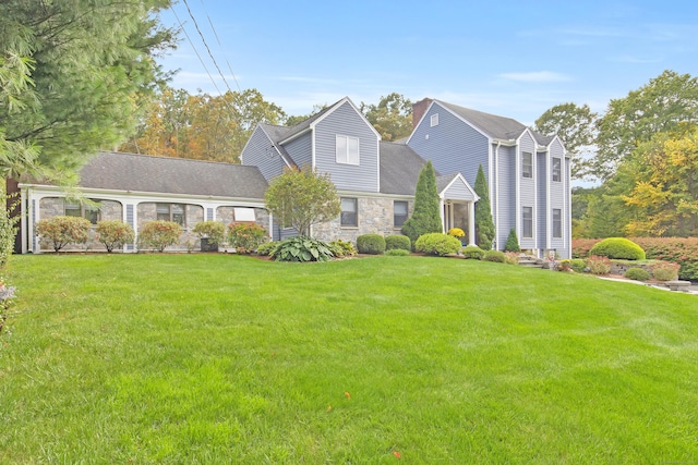 view of front facade featuring a front lawn