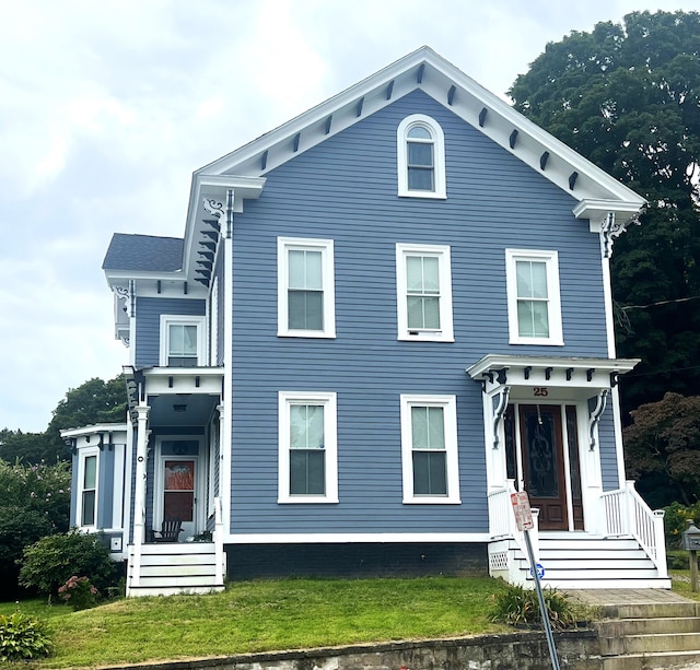 view of front of property with a front yard