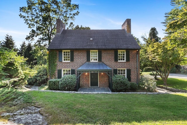 colonial home featuring a front yard