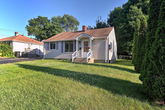 view of front facade with a front yard