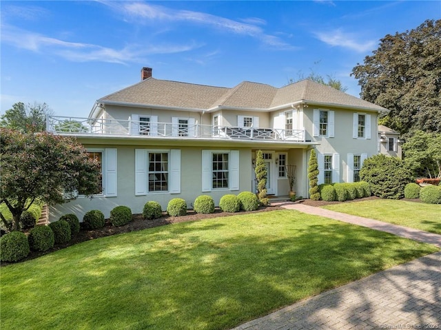 view of front of property featuring a front lawn