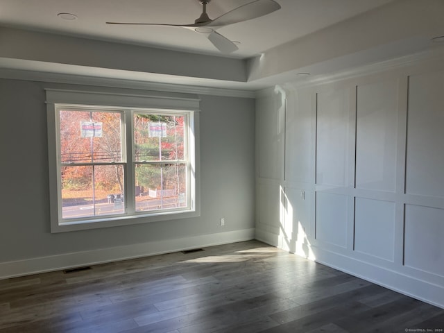 spare room with dark wood-type flooring and ceiling fan