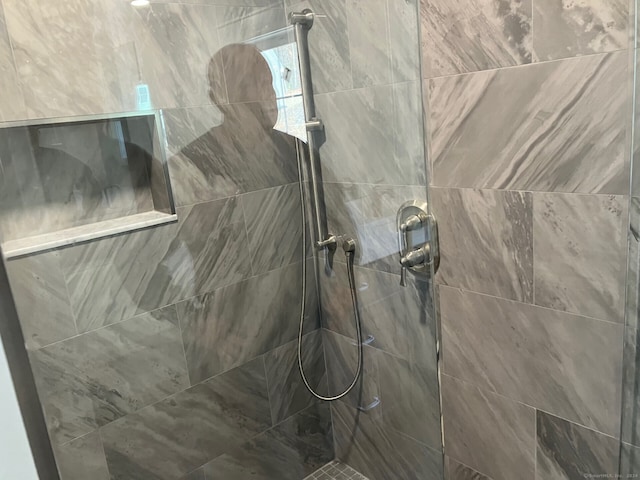 room details featuring tiled shower