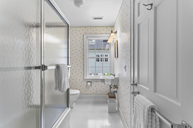 91 Open Gate Ln, Fairfield, CT 06890 - full bathroom featuring wallpapered walls, baseboards, tile patterned floors, toilet, and enclosed tub / shower combo