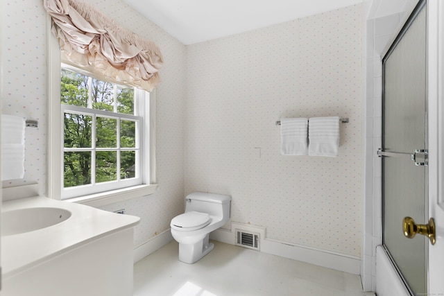 91 Open Gate Ln, Fairfield, CT 06890 - full bathroom with toilet, vanity, bath / shower combo with glass door, and wallpapered walls
