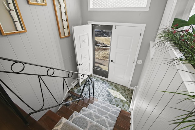 foyer entrance featuring baseboards