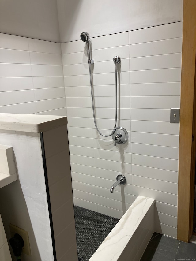 bathroom featuring a tile shower