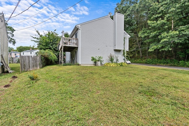 view of side of property featuring a lawn