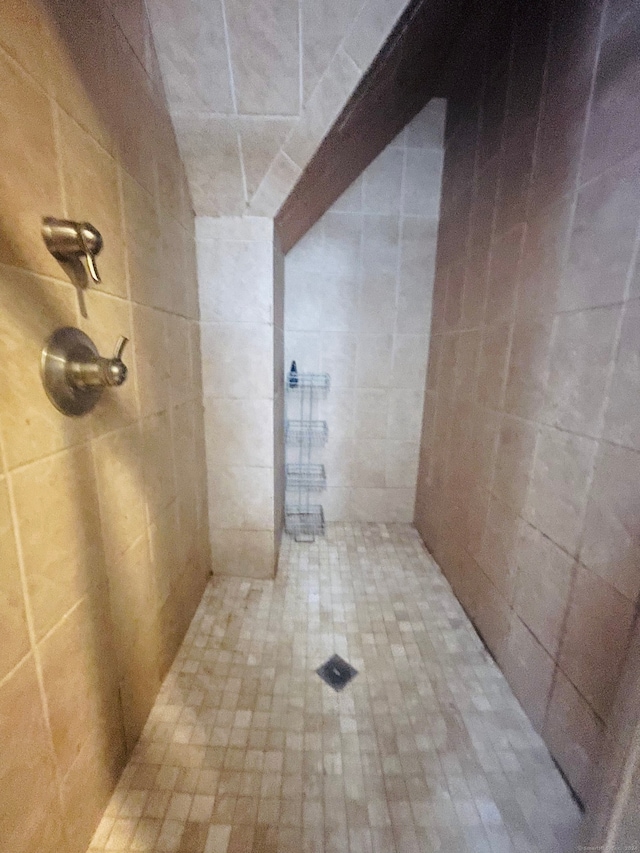 bathroom featuring tiled shower