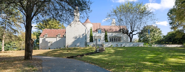 view of front of home featuring a front yard