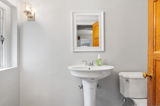 bathroom featuring toilet and sink