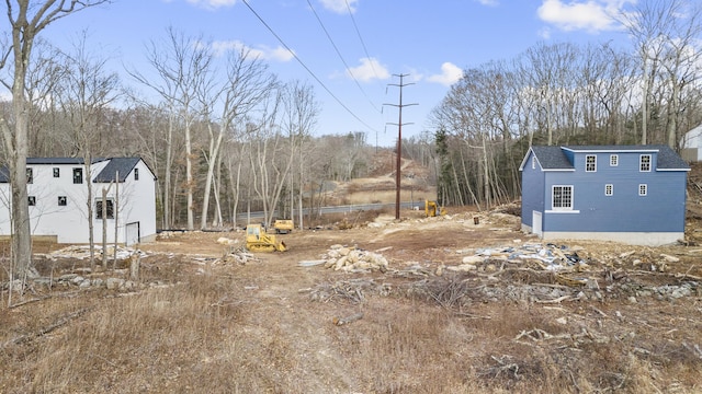 view of yard with an outdoor structure