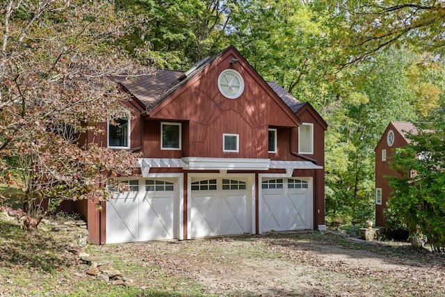 garage featuring dirt driveway