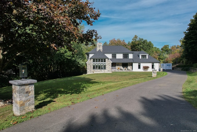 view of front of home featuring a front yard