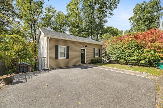 view of front of property with aphalt driveway