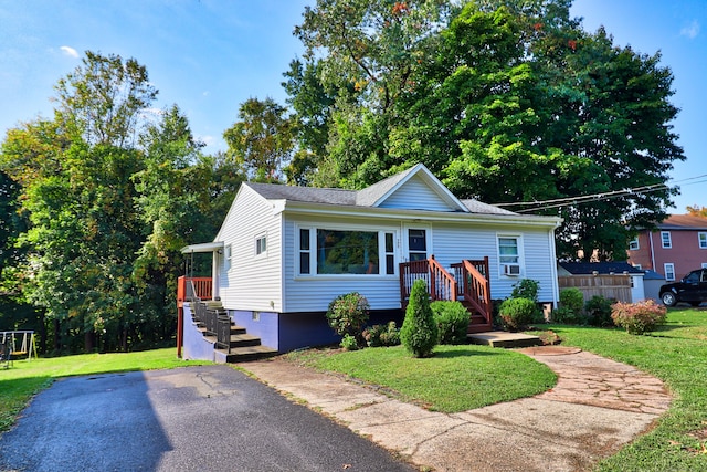 view of front of home featuring a front yard