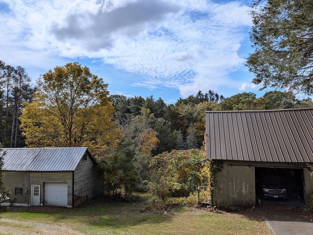 view of yard featuring an outbuilding