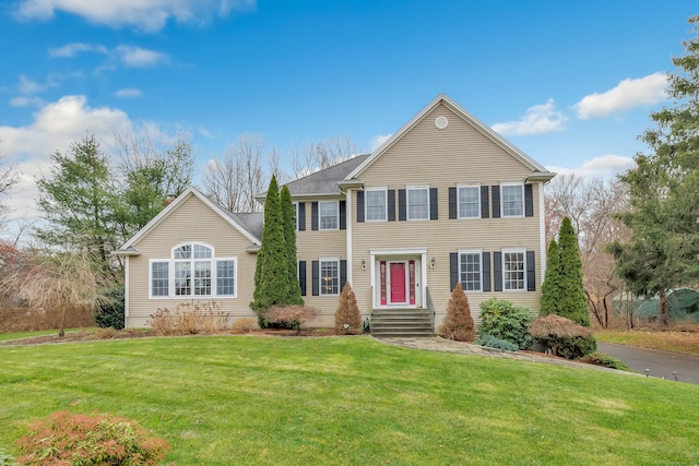 view of front of home featuring a front yard