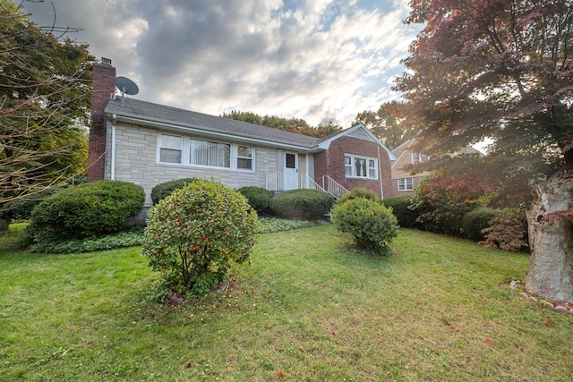 view of front facade with a front lawn