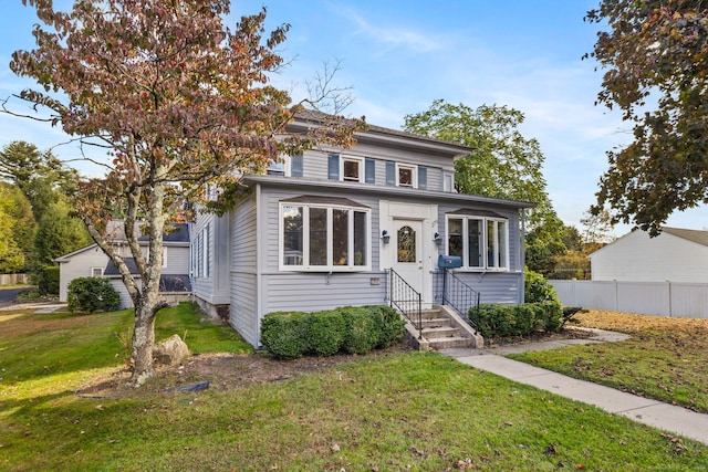 view of front of property featuring a front lawn