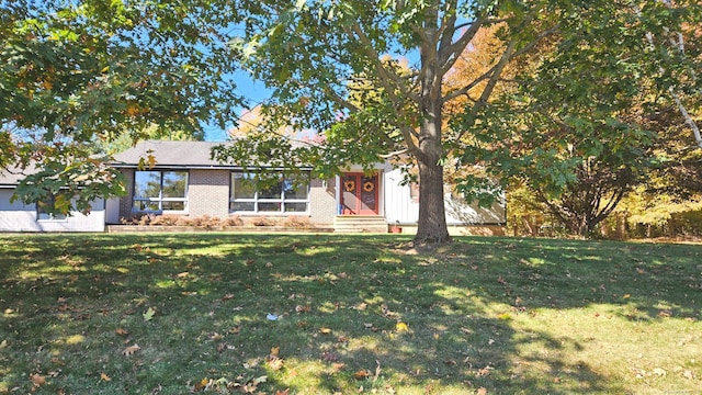 view of front of property with a front yard