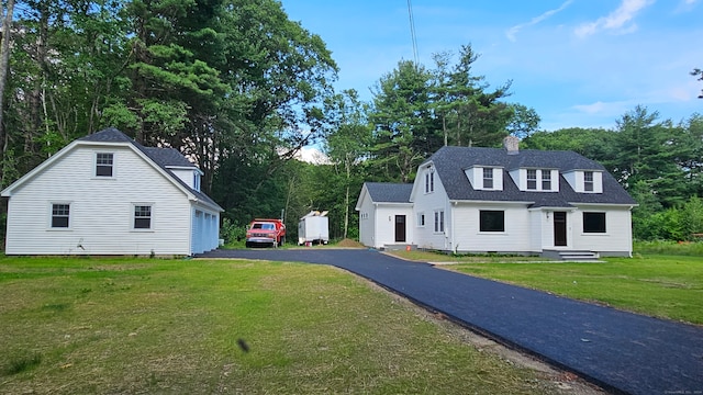 view of front of home featuring a front lawn and a garage