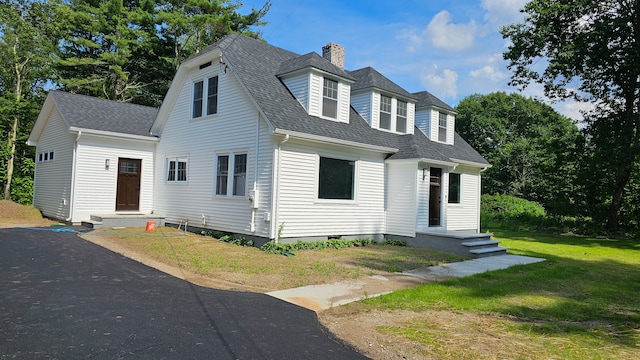 view of front of property featuring a front yard