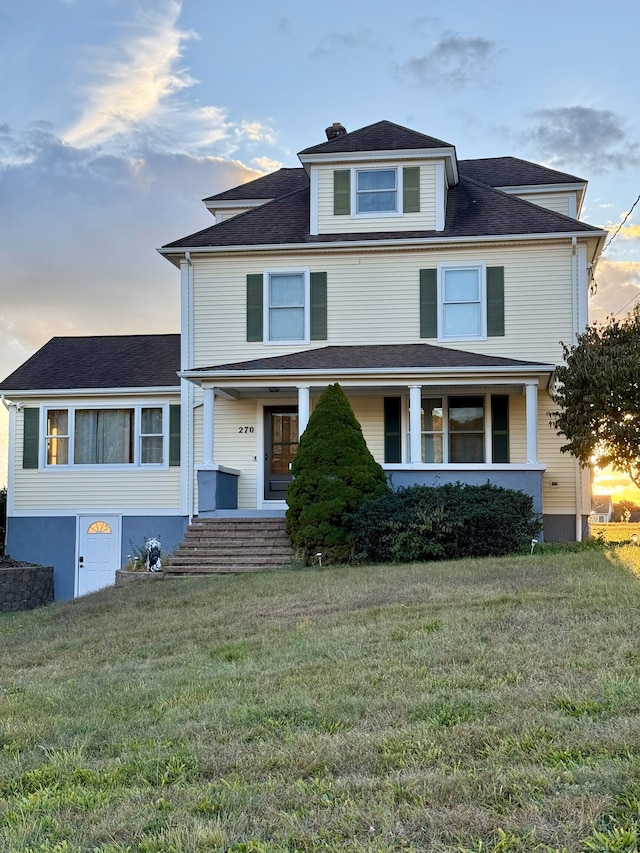 view of front property featuring a lawn