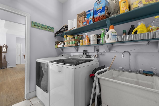 washroom featuring light tile patterned flooring and independent washer and dryer