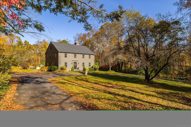 view of front of home with a front lawn