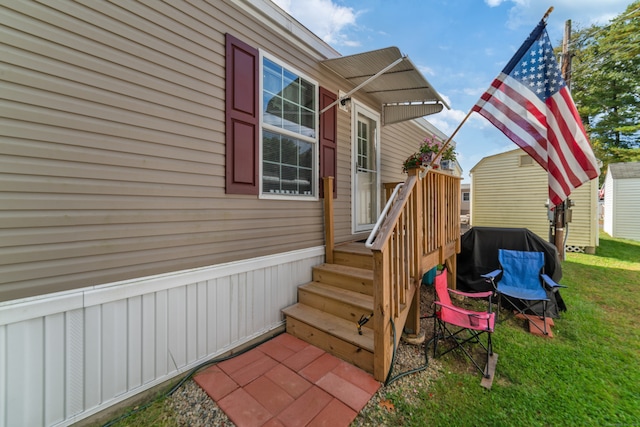 property entrance featuring a lawn