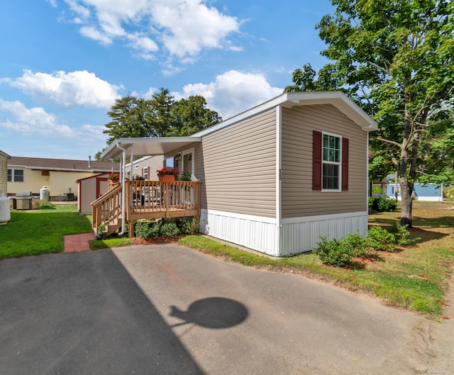 view of front of home featuring a deck and a front yard