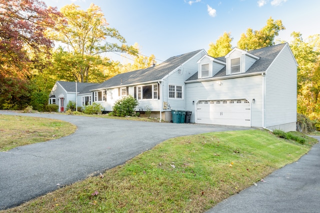 view of front facade featuring a front yard and a garage