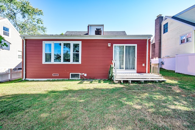 back of house featuring a lawn