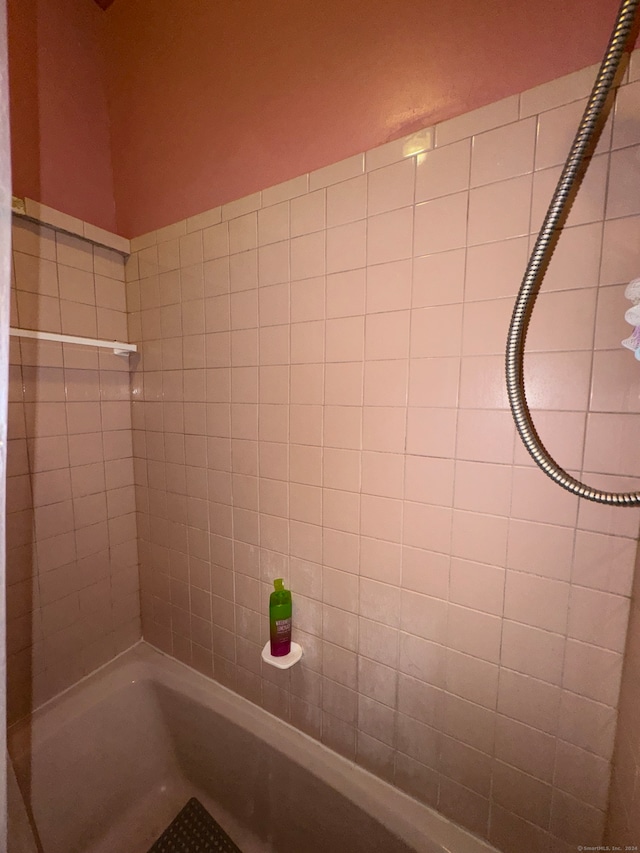 bathroom with tiled shower / bath combo