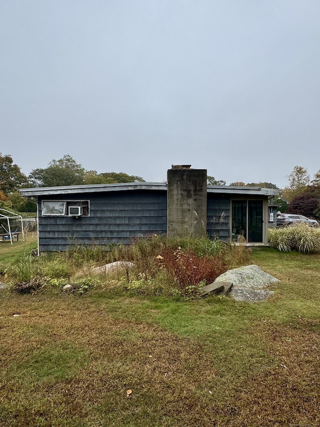 exterior space featuring a lawn