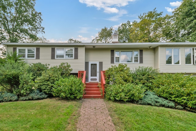 view of front of property featuring a front yard