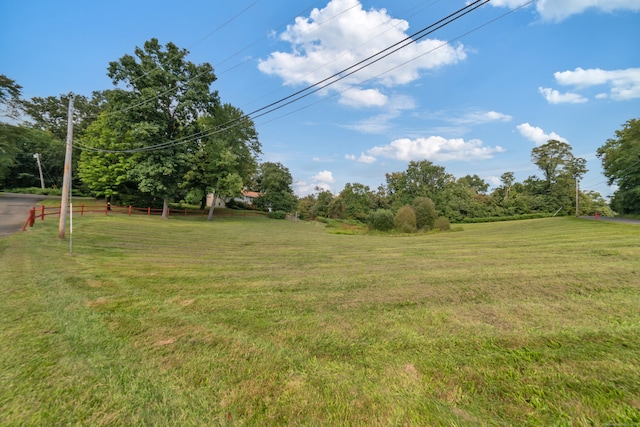 view of yard featuring a rural view