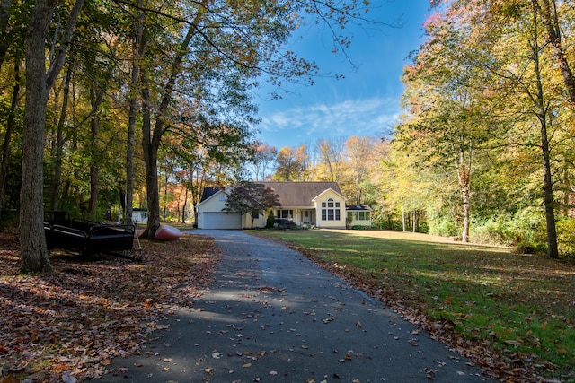 view of front facade featuring a garage and a front yard