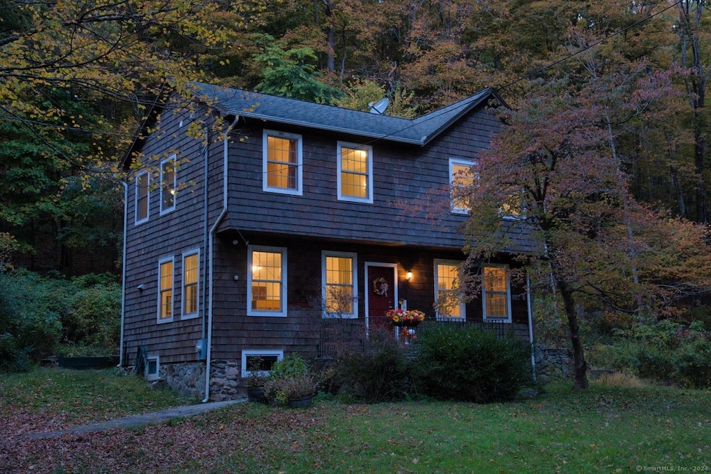 view of front facade with a front lawn