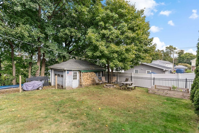 view of yard with an outbuilding