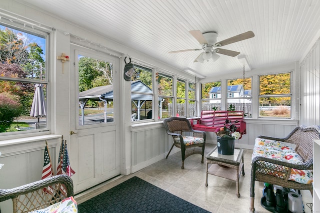 sunroom with ceiling fan