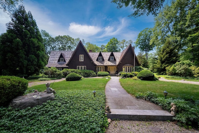 6 Tantummaheag Rd, Old Lyme, CT 06371 - view of front of home with a front lawn